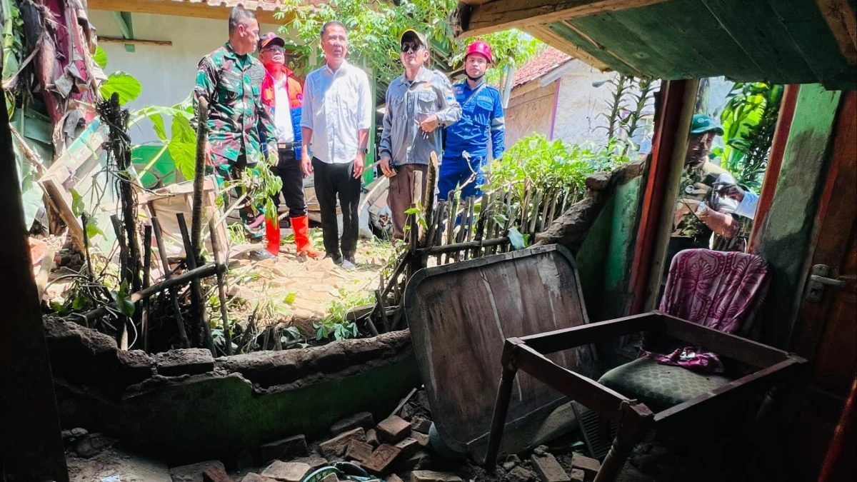 Ist. Pj Gubernur Jabar, Bey Triadi Machmudin (tengah) saat tinjau salah satu rumah yang terkena dampak gempa Garut. Dok. Humas Jabar.