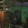 Kondisi dinding rumah milik warga di Bandung Barat hancur pasca gempa Garut. Senin (27/4). Foto istimewa