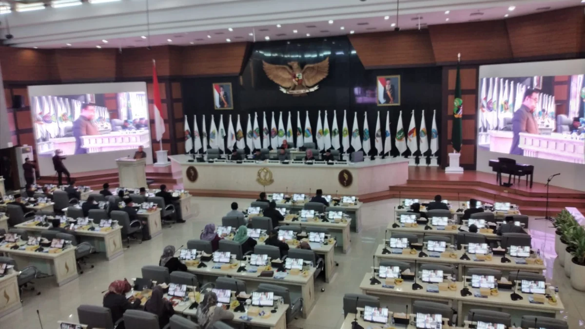 Jubir Fraksi PKS Mochamad Ichsan saat menyampaikan pandangan umum fraksi, Selasa (30/04).