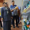 Pj Wali Kota Banjar, Ida Wahida Hidayati, saat mengunjungi salah satu etalase di lokasi pelatihan kewirausahaan bagi 80 UMKM di Kota Banjar, Selasa 30 April 2024.