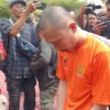 Tersangka penggelapan uang di restoran milik Hotman Paris, FA (31), saat digiring petugas di Mapolresta Bogor Kota, Selasa (30/4).