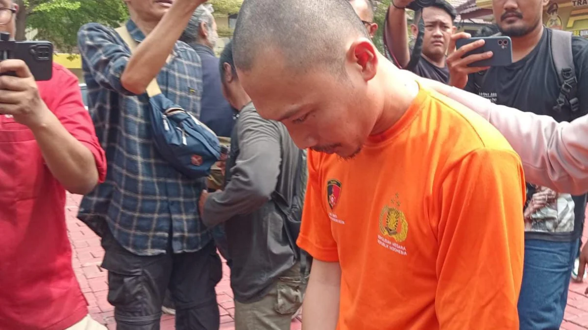 Tersangka penggelapan uang di restoran milik Hotman Paris, FA (31), saat digiring petugas di Mapolresta Bogor Kota, Selasa (30/4).
