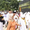 Para calon jemaah haji saat mengikuti Bimsik di Miniatur Makkah, Kabupaten Bandung Barat (KBB), Selasa (30/4).