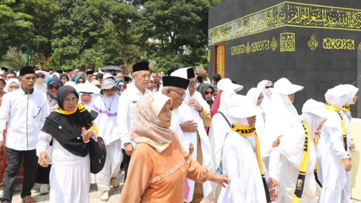 Para calon jemaah haji saat mengikuti Bimsik di Miniatur Makkah, Kabupaten Bandung Barat (KBB), Selasa (30/4).