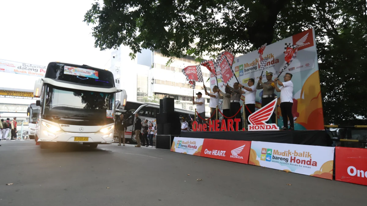 2.559 Konsumen Setia Honda Mudik Bersama ke Kampung Halaman AHM_MBBH_01: Jajaran manajemen PT Astra Honda Motor (AHM), Kementerian Perhubungan RI, dan Korps Lalu Lintas Kepolisian Republik Indonesia melepas bus Mudik Bareng Honda 2024 di AHM Sunter, Jakarta, pada Sabtu 6 April 2024.