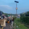 Kemacetan yang terjadi di Tol Merak, Banten, menuju Pelabuhan Merak, Sabtu (6/4).