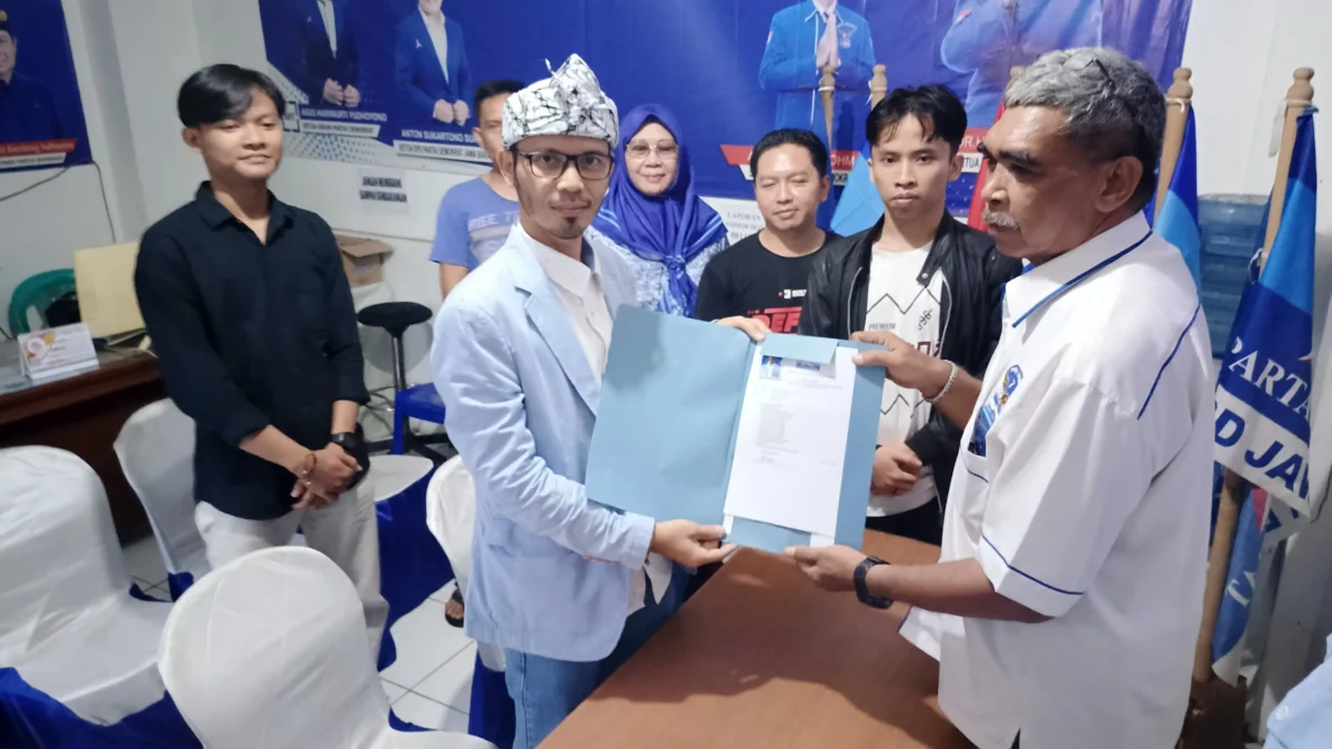 Mantan Ketua KPU Periode 2013-2018 dan 2018-2023 Dani Danial Muhklis (kaca mata) mendaftar ke Partai Demokrat sebagai Bakal Calon Wali Kota Banjar periode 2024-2029, di Kantor DPC Demokrat Kota Banjar, Kamis 25 April 2024. (Cecep herdi/Jabar Ekspres)