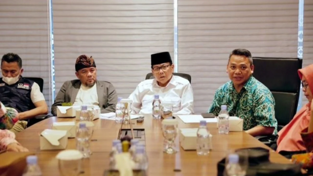 Ketua Komisi III Phinera Wijaya (tengah) saat mengunjungi Cabang BUMD milik Pemprov Jabar.