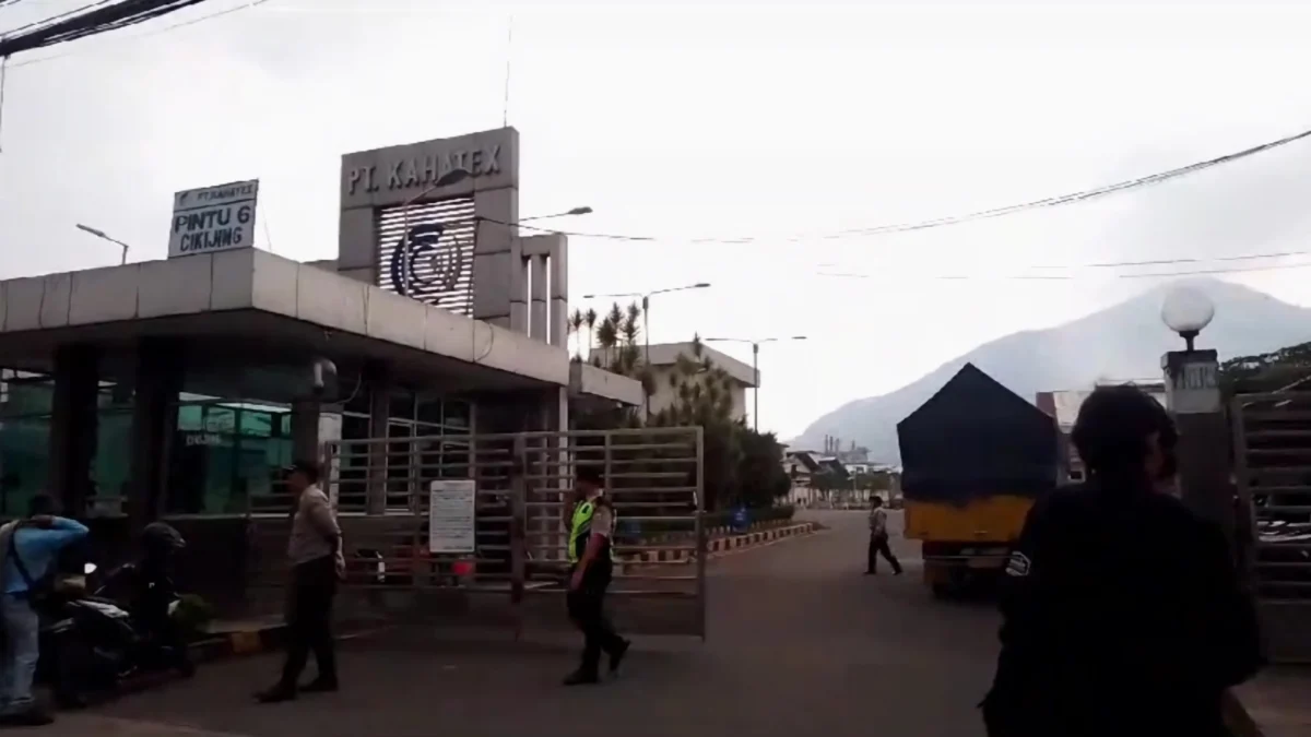 Foto gerbang depan pintu nomor 6 Pabrik Tekstil PT Kahatex, wilayah Kecamatan Jatinangor-Cimanggung, Kabupaten Sumedang. (Yanuar/Jabar Ekspres)