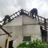 Angin puting beliung yang melanda Desa Sukamaju dan Cimaung, Kecamatan Cimaung, Kabupaten Bandung pada Rabu (24/4) telah menyebabkan 65 rumah mengalami kerusakan. Foto Istimewa