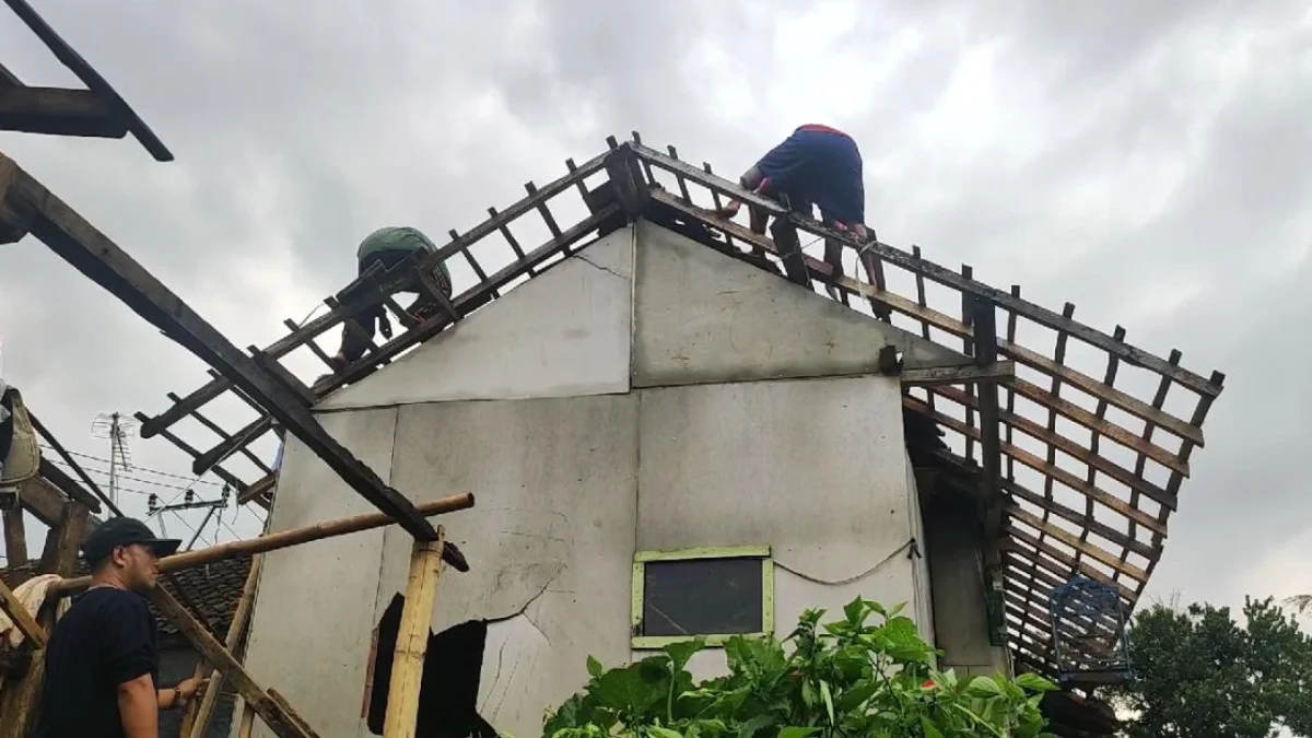 Diterjang Puting Beliung, 65 Rumah di Dua Desa Cimaung Kabupaten Bandung Rusak Angin puting beliung yang melanda Desa Sukamaju dan Cimaung, Kecamatan Cimaung, Kabupaten Bandung pada Rabu (24/4) telah menyebabkan 65 rumah mengalami kerusakan. Foto Istimewa