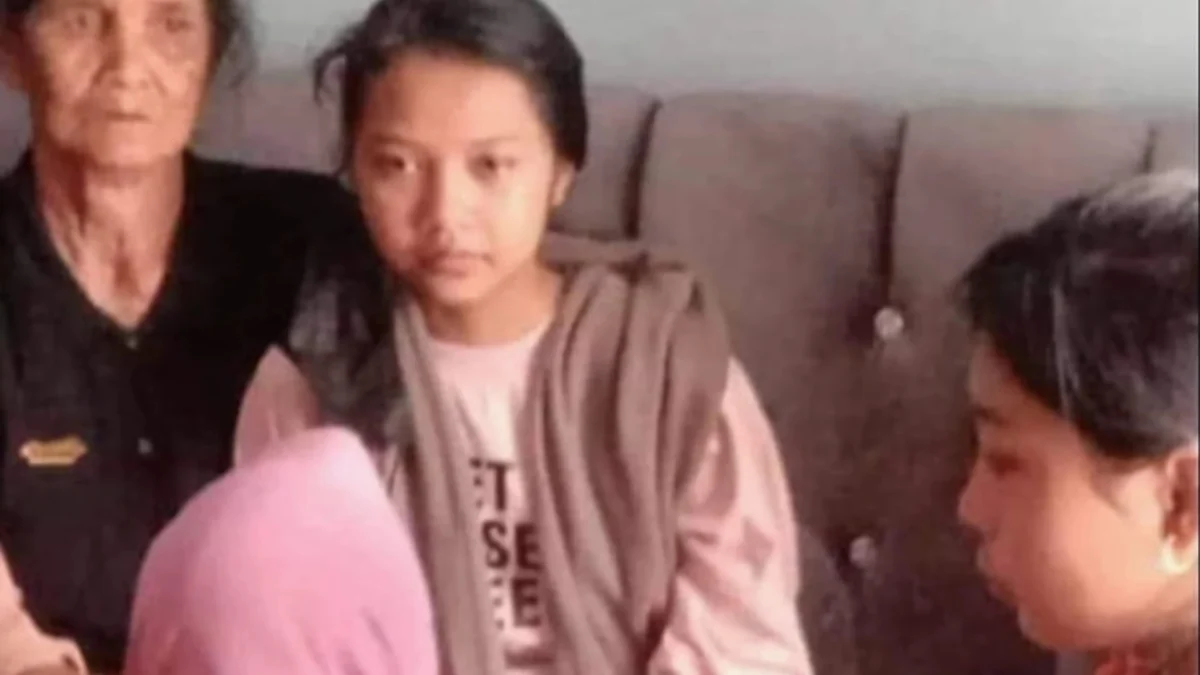 Diantar Sosok Misterius, Remaja di Cikancung Bandung Kembali ke Rumah usai 24 Hari Hilang Nana Rohana (15), siswi kelas 9 Madrasah Tsanawiyah Negeri (Mts N), yang merupakan warga Desa Ciluluk, Kecamatan Cikancung, Kabupaten Bandung setelah dinyatakan hilang selama 24 hari, akhirnya kembali ke pangkuan ibunya, Ita (kiri). (Istimewa)