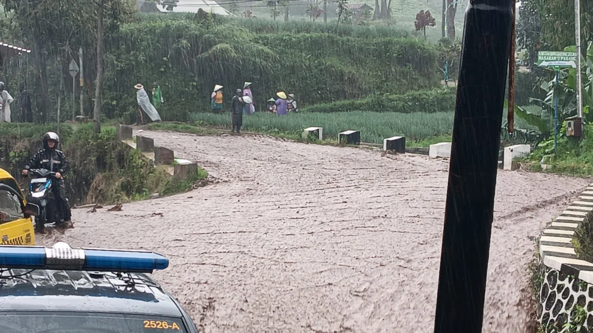 Derasnya Hujan Picu Banjir Bandang di Kertasari Kabupaten Bandung, Pengendara Motor Sempat Terseret Arus Hujan deras yang terjadi di wilayah Kertasari, Kabupaten Bandung, pada Selasa (23/4/2024) siang, membuat wilayah tersebut mengalami banjir bandang disertai dengan lumpur. Foto Istimewa