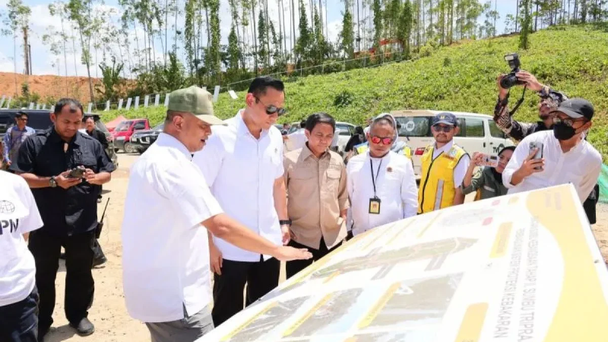 Menteri Agraria dan Tata Ruang/Kepala Badan Pertanahan Nasional (ATR/BPN) Agus Harimurti Yudhoyono (AHY) melakukan kunjungan kerja perdana ke lokasi pembangunan Kawasan Inti Pusat Pemerintahan Ibu Kota Nusantara (IKN) di Kalimantan Timur. (ANTARA)