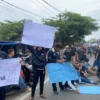 Pabrik di Sukabumi Didemo Warga, Buntut Ada Dugaan Pungli dan Tak Prioritaskan Masyarakat Sekitar Masa aksi melakukan aksi unjuk rasa di depan halaman PT GSI 1. Riki Achmad/Jabar Ekspres