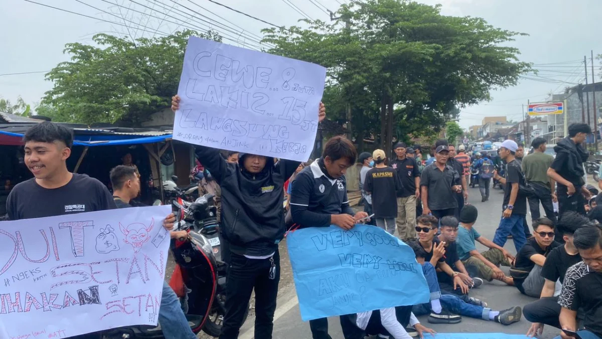 Pabrik di Sukabumi Didemo Warga, Buntut Ada Dugaan Pungli dan Tak Prioritaskan Masyarakat Sekitar Masa aksi melakukan aksi unjuk rasa di depan halaman PT GSI 1. Riki Achmad/Jabar Ekspres