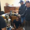 Dua pelaku aksi premanisme yang meminta THR ke para pelaku usaha di wilayah Kecamatan Rancaekek, Kabupaten Bandung berhasil diamankan dan ditindak tegas anggota Polsek. (Polsek Rancaekek for Jabar Ekspres)