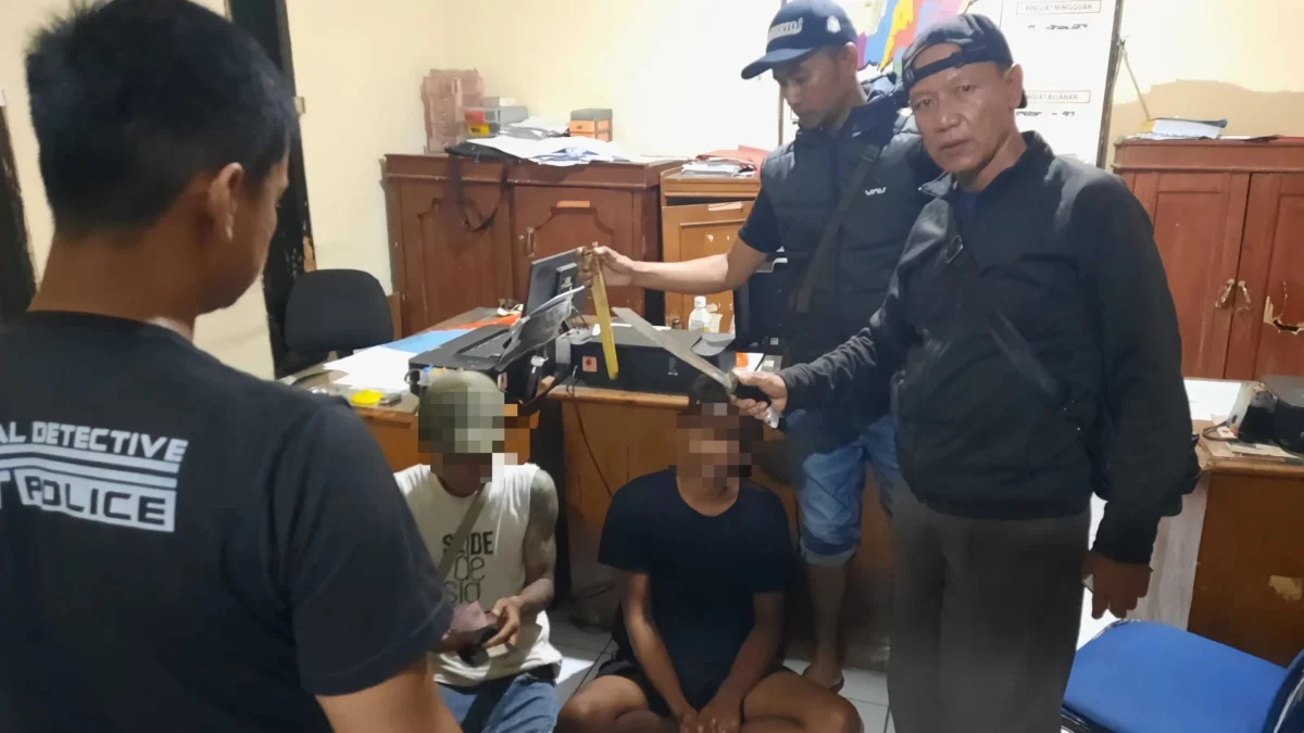 Dua pelaku aksi premanisme yang meminta THR ke para pelaku usaha di wilayah Kecamatan Rancaekek, Kabupaten Bandung berhasil diamankan dan ditindak tegas anggota Polsek. (Polsek Rancaekek for Jabar Ekspres)
