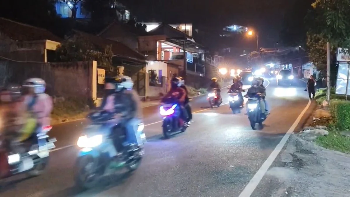Arus lalu lintas di wilayah Nagreg masih terpantau ramai lancar jelang H-2 lebaran 2024, Senin (8/4/2024). Foto Agi Jabar Ekspres