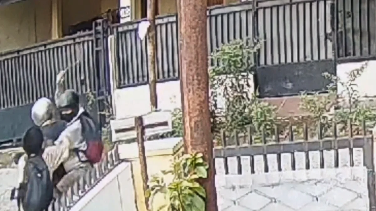 Viral Siswa SMP Dibegal dan Dibacok Saat Pulang Sekolah Viral Siswa SMP Dibegal dan Dibacok Saat Pulang Sekolah