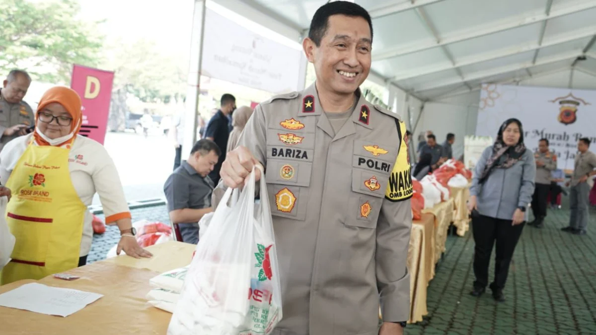 Wakapolda Jabar Brigjen Pol Bariza Sulfi, saat kegiatan pasar murah di Mapolda Jabar, Jalan Soekarno Hatta, Cimenerang, Gedebage, Kota Bandung, Selasa 2 April 2024.