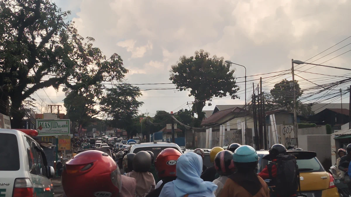 Kepadatan arus lalu lintas akibat meningkatnya volume kendaraan terjadi di Jalan Raya Cileunyi-Cibiru. (Yanuar/Jabar Ekspres)