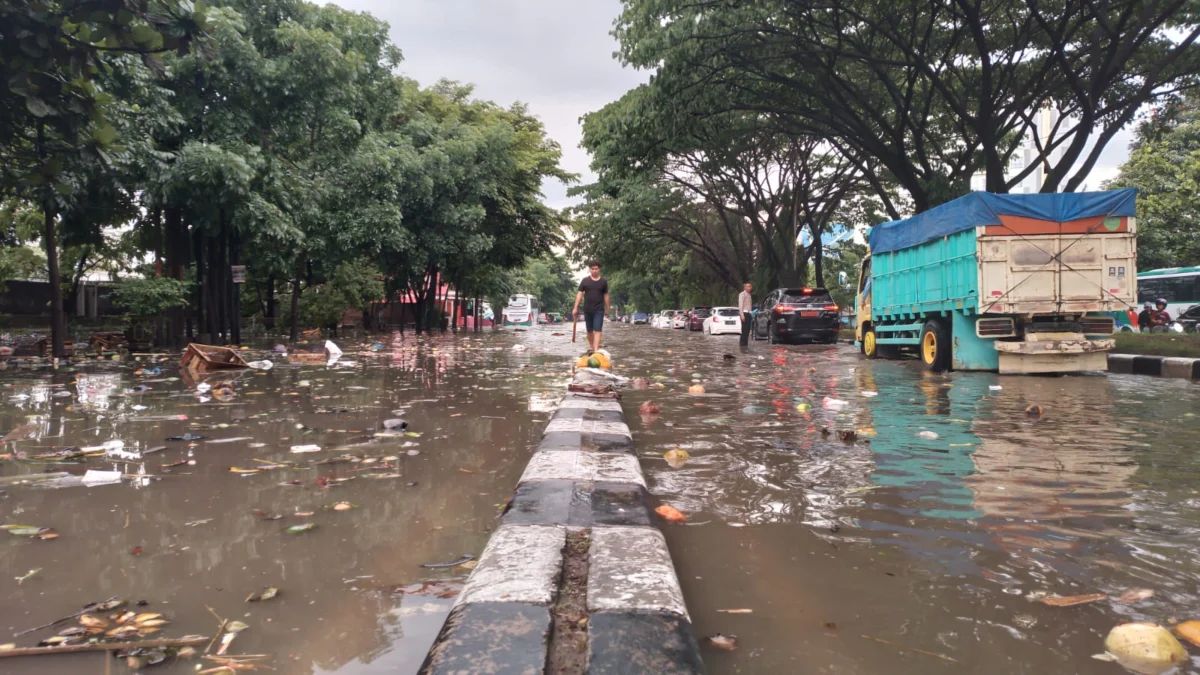 Banjir di Kota Bandung khususnya di wilayah Pasar Induk Gedebage, Kota Bandung terus mengancam warga yang hinggaa kini belum ada solusi konkrit dari pemandu kebijakan. (YANUAR/JABAR EKSPRES)