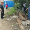 Bantalan besi kereta api yang hendak dicuri. Istimewa