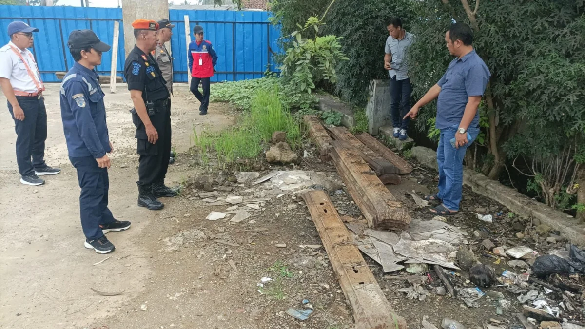 Bantalan besi kereta api yang hendak dicuri. Istimewa