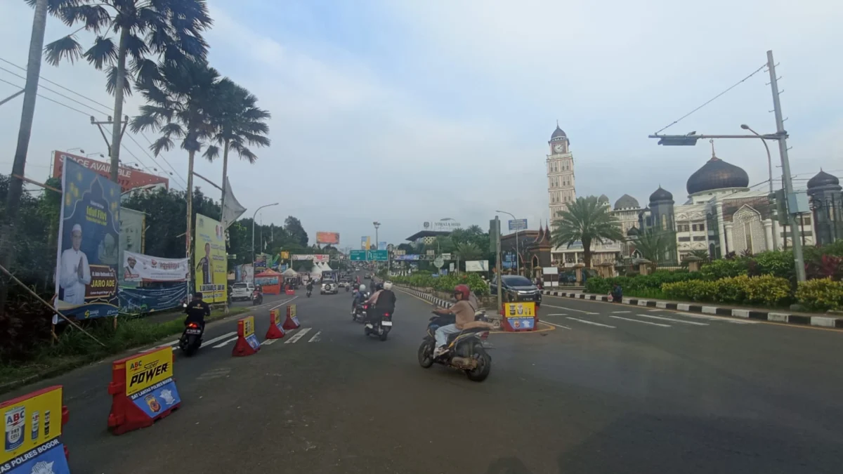 Mudik 2024: H-2 Lebaran Jalur Puncak Landai Pemudik Pengendara melintas di Simpang Gadog, Kabupaten Bogor, Senin (8/4). Foto : Sandika Fadilah/Jabarekspres.com