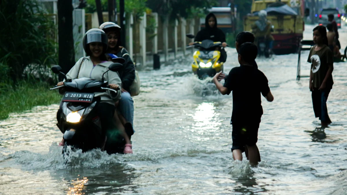 Waspada! Bencana Hidrometereologi Intai Kota Bandung Sepanjang Tahun Ini Meluapnya saluran air mengakibatkan jalanan tergenang banjir di kawasan Cibiru Hilir, Cileunyi, Kabupaten Bandung. (Pandu Muslim/Jabar Ekspres)