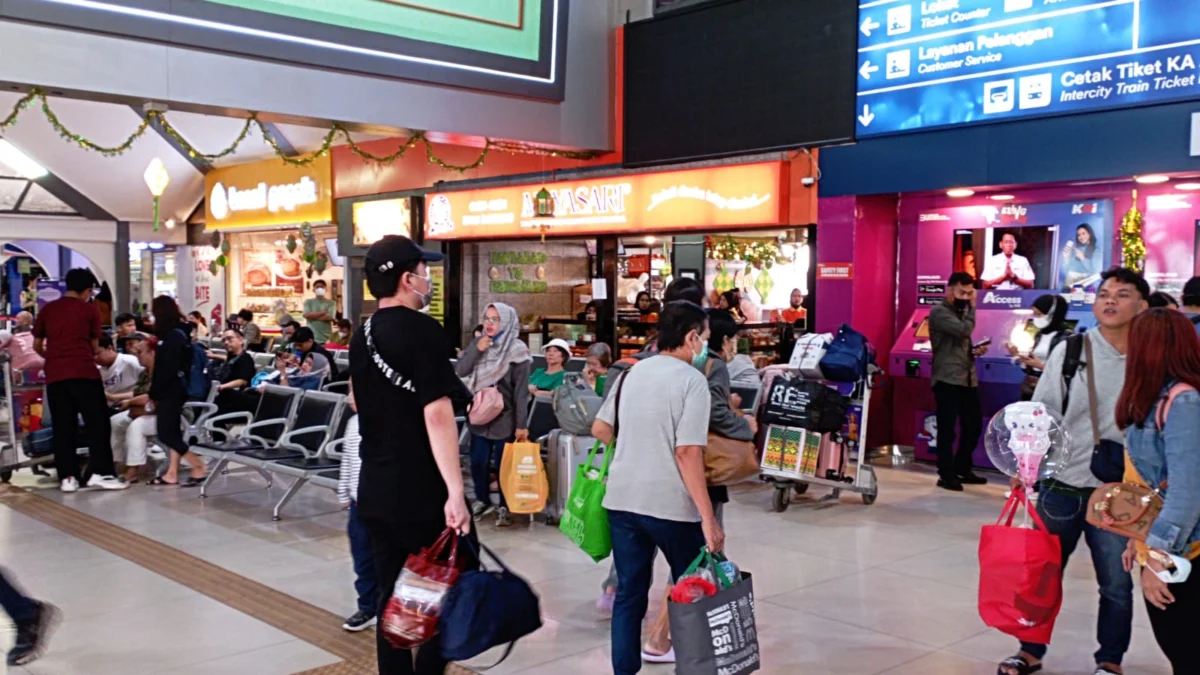 Dok. Situasi di Stasiun Bandung pada H-1 jelang lebaran Idul Fitri 2024. Selsa (9/4). Foto. Sandi Nugraha.