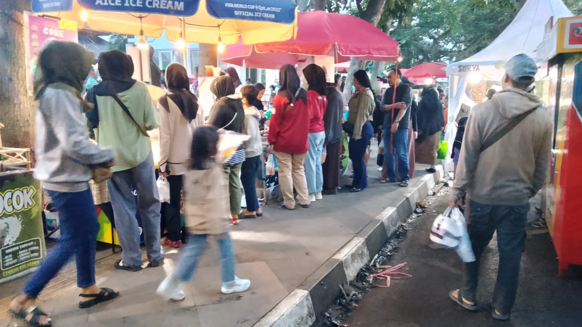 Doc. Foto Pedagang Hingga Memenuhi Trotoar Jalan (Mong)