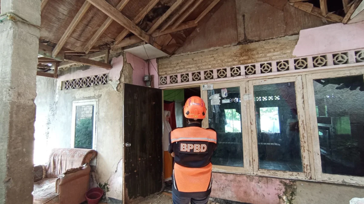 Petugas BPBD Kota Sukabumi saat meninjau rumah warga yang alami kerusakan akibat Gempa Garut Magnitudo 6,5. Dok BPBD Kota Sukabumi