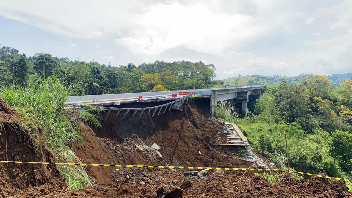 Ilustrasi longsoran di tol bocimi. Riki Achmad/ Jabar Ekpsres