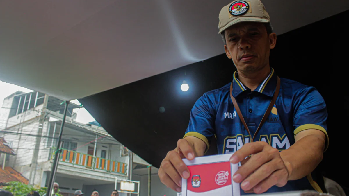 Ilustrasi: Pengawas Kelurahan Desa (PKD) memasukan surat suara ke dalam kotak suara saat Pemilu 2024 lalu. (Pandu Muslim/Jabar Ekspres)