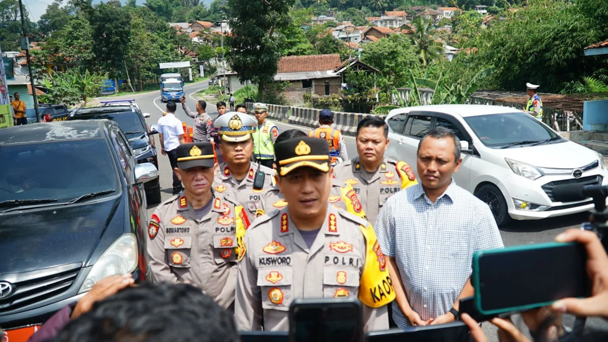 Kapolresta Bandung Kombes Pol Kusworo Wibowo saat ditanyai terkait Antisipasi Kemacetan di Exit Tol Cileunyi, dan Himbau Pemudik Periksa Saldo E-Tol. Foto Istimewa