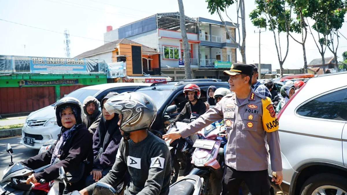 Kapolresta Bandung Kombes Pol Kusworo Wibowo saat mengatur arus lalu lintas di Simpang Sadu, Soreang, Kabupaten Bandung. Foto Istimewa