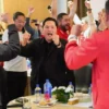 Ketua Umum PSSi Erick Thohir (tengah) bersorak merayakan gol timnas Indonesia U-23 saat melawan Australia pada pertandingan Piala Asia U-23(Tangkapan Layar Instagram erickthohir)