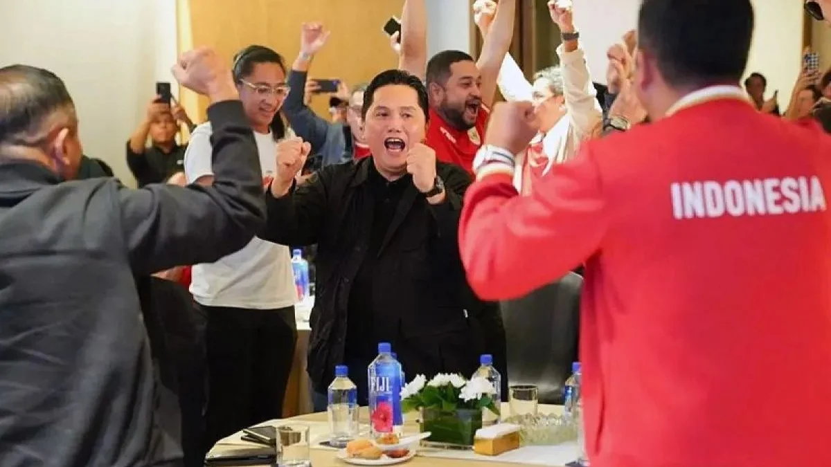 Ketua Umum PSSi Erick Thohir (tengah) bersorak merayakan gol timnas Indonesia U-23 saat melawan Australia pada pertandingan Piala Asia U-23(Tangkapan Layar Instagram erickthohir)