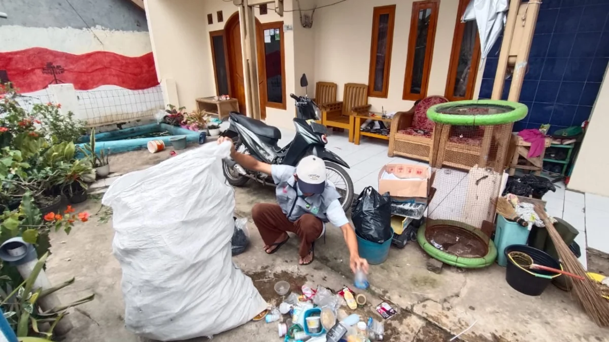 HARI BUMI: Kawan GEMPA sedang mengelola sampah rumah tangga agar bumi terselamatkan dari limbah manusia. (Yanuar/Jabar Ekspres)