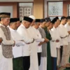 Ratusan jemaah mengkuti Shalat Idul Fitri di Masjid Agung Ash Shidiq Pemkab Bandung Barat. Rabu (10/4). Foto Jabarekspres