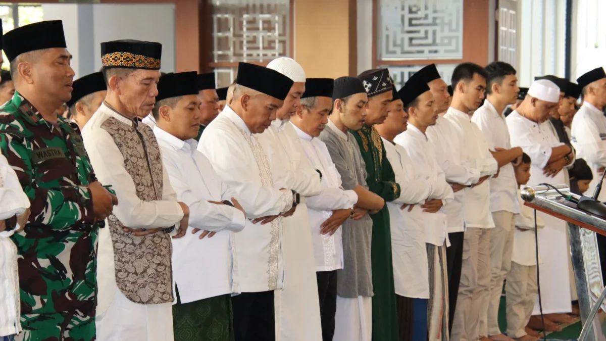 Ratusan jemaah mengkuti Shalat Idul Fitri di Masjid Agung Ash Shidiq Pemkab Bandung Barat. Rabu (10/4). Foto Jabarekspres