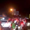 Terlihat volume kendaraan mulai meningkat di kawasan Bunderan Cibiru, Kota Bandung, Minggu (7/4) pukul 20.15 WIB (Sadam Husen Soleh Ramdhani