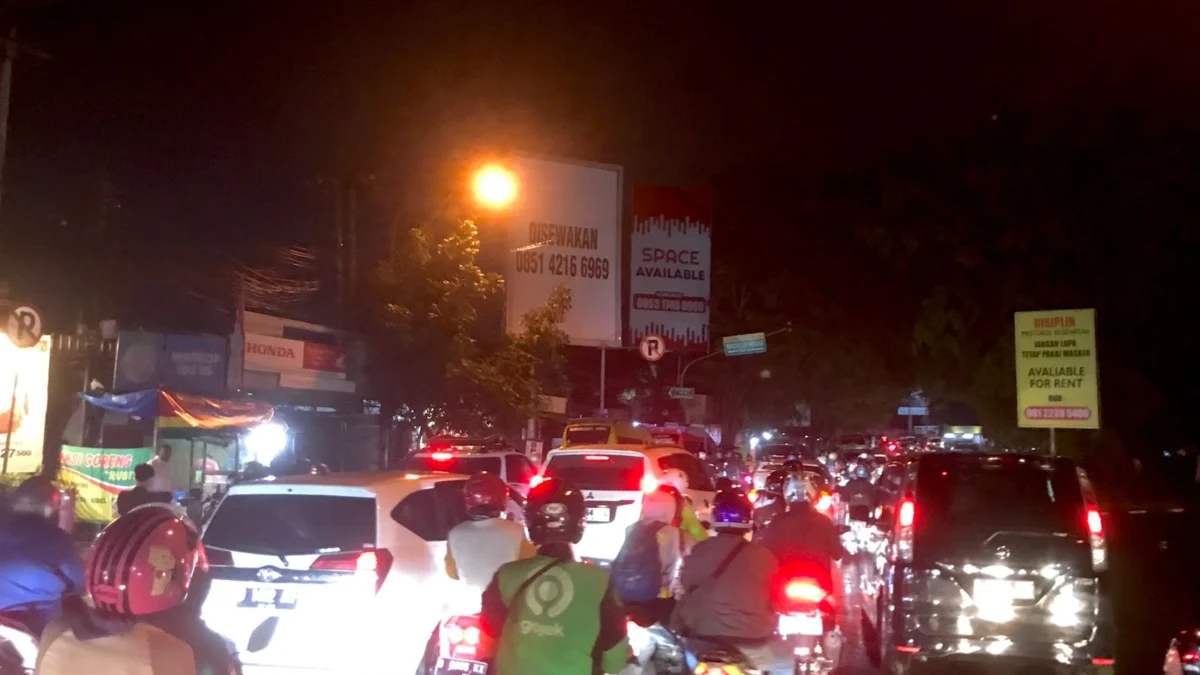 Terlihat volume kendaraan mulai meningkat di kawasan Bunderan Cibiru, Kota Bandung, Minggu (7/4) pukul 20.15 WIB (Sadam Husen Soleh Ramdhani