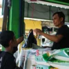 Penjual beras di Pasar Induk Gedebage, Kota Bandung. (Pandu Muslim/Jabar Ekspres)