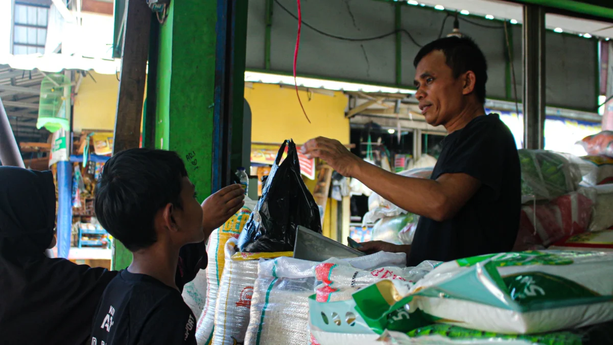 Harga Kepokmas Pascalebaran di Kota Bandung: Beras Stabil, Cabai Turun, Bawang Makin Naik Penjual beras di Pasar Induk Gedebage, Kota Bandung. (Pandu Muslim/Jabar Ekspres)