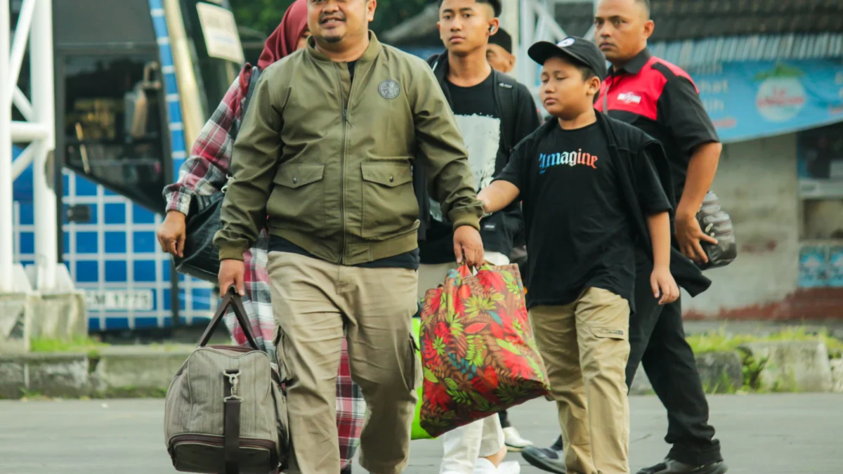 H+5 Arus Balik di Terminal Leuwipanjang, Angka Penumpang Bus Mulai Landai Ilustrasi: Arus balik pemudik di Terminal Leuwi Panjang, Kota Bandung. (Pandu Muslim/Jabar Ekspres)