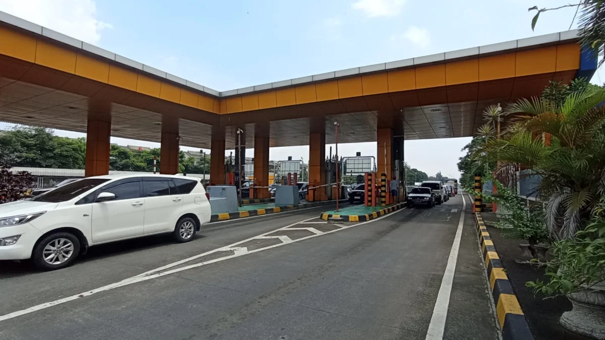 Dok. Situasi arus lalu lintas di Gerbang Tol Pasteur, Kota terlihat ramai lancar di H+4 lebaran idul Fitri. Foto. Sandi Nugraha.