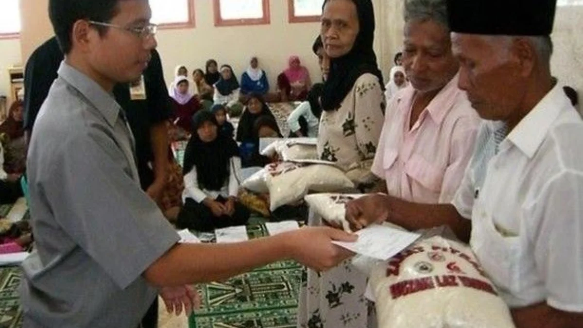 Ilustrasi: Warga Jabar saat menerima zakat.